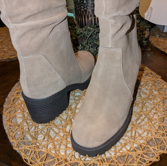 BN with Macy's Box Bella Vita Taupe Slough Leather Ankle Bootie. Size 7 - Picture 6 of 10